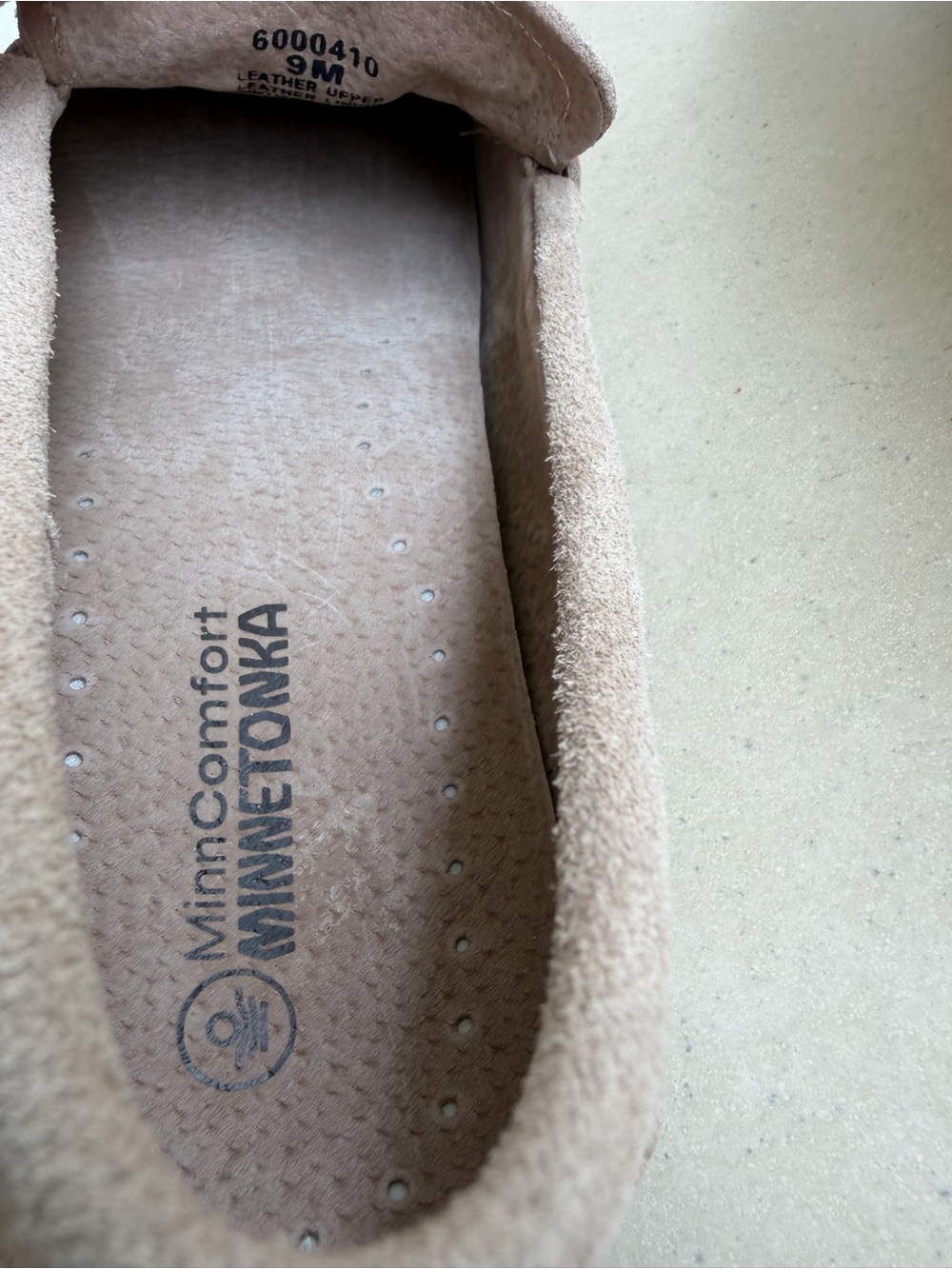 New Minnetonka Women's Moc Print Loafers Sand Suede Size 9 M - Picture 14 of 16
